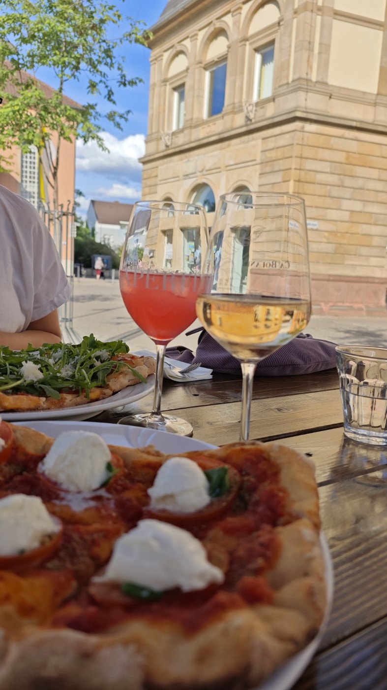 Pizza, Wein und Sommerabend