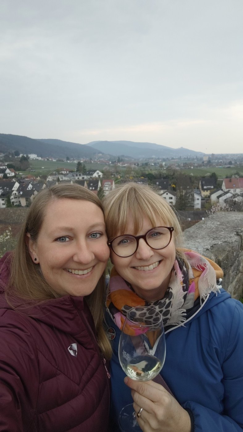 Zwei Freundinnen mit Blick über die Landschaft